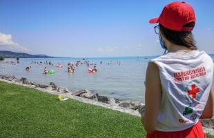 Életmentő fiatalok vigyázzák a strandolók épségét a Balatonon
