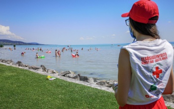 Életmentő fiatalok vigyázzák a strandolók épségét a Balatonon