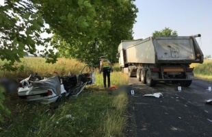 Teherautó és személyautó ütközött Nemesvid és Nemesdéd között - két ember életét vesztette