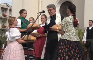 Zászlófelvonással és kenyérszenteléssel kezdődtek az ünnepi programok
