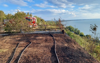 Lángolt a magaspart aljnövényzete Balatonvilágoson
