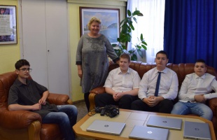 Laptopot nyertek a döntőbe jutott diákok