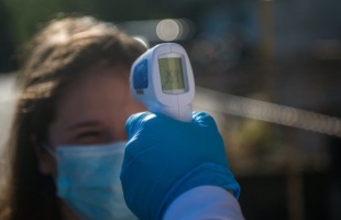 Csak maszkban, testhőmérséklet mérés után lehet belépni a megyeháza épületébe
