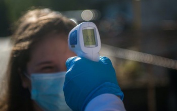 Csak maszkban, testhőmérséklet mérés után lehet belépni a megyeháza épületébe