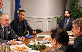 Szita Károly az üveggyárról egyeztetett