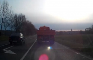 Így ne előzzön teherautót!
