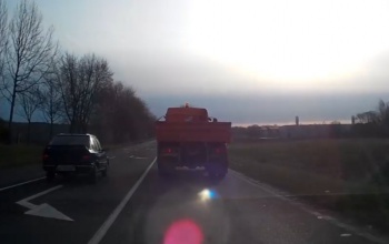Így ne előzzön teherautót!
