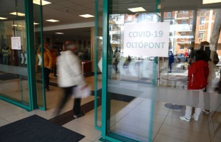 A somogyi kórházakban is elkezdődik a tömeges oltás jövő héten