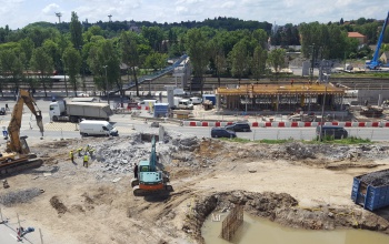 Vasút, távolsági és helyijárat egy peronon, Magyarországon először épül