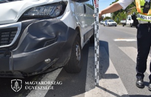 Megállt a motoros, hogy átengedje a gyalogosokat a zebránál, majd a mögötte érkező furgon elütötte őt