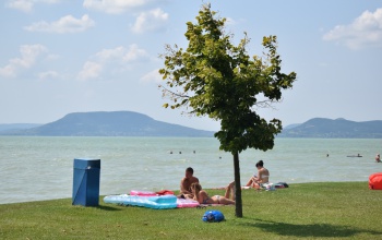 Nem működött a törölközős megoldás: pénztárcát loptak a Balaton-partról