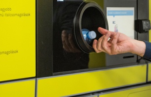 Komoly büntetést von maga után, ha valaki a szemetesből gyűjti össze a visszaváltható palackokat