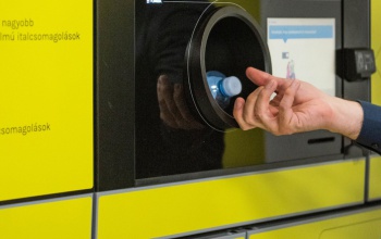 Komoly büntetést von maga után, ha valaki a szemetesből gyűjti össze a visszaváltható palackokat