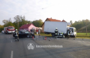 Kisteherautó és személyautó karambolozott a 68-as főúton