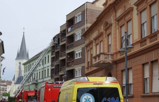 Kigyulladt egy lakás a Teleki utca elején - VIDEÓ