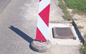 A négysávos utakon folytatódik az aknafedlap-kiemelési program