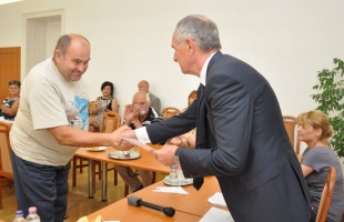 Polgármesteri segítség a civileknek
