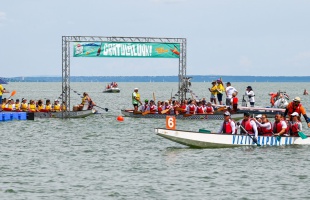 Több mint négyezren vágtak neki a Balaton-átevezésnek Zamárdiban