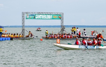 Több mint négyezren vágtak neki a Balaton-átevezésnek Zamárdiban
