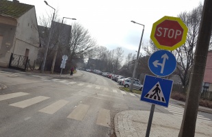 Lecserélték a táblákat a Biczó - Bajcsy kereszteződésben