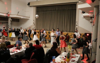 „Vedd fel a pöttyös ruhádat” – Fergeteges rock and roll bulit rendeztek a taszári suliban