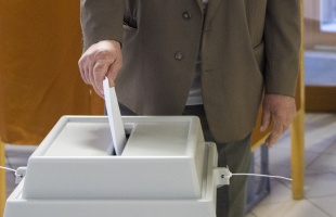 Megnyitottak a szavazókörök, elkezdődött a szavazás