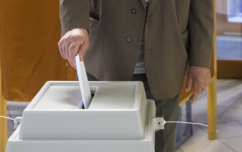 Megnyitottak a szavazókörök, elkezdődött a szavazás