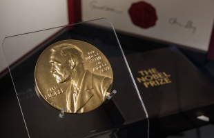 Ikercsontváz és Karikó Katalin Nobel-díja a Magyar Tudományos Akadémia kiállításán