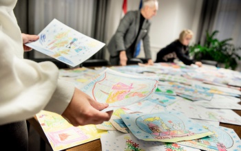 Idén is gyermekrajzok festik át a Kapos Hotel falát – íme a lista, kinek mikor lesz látható a munkája