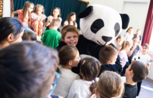 Pandaölelésre invitálják a kicsiket és nagyokat advent első vasárnapjának délelőttjén