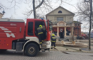 Tűz ütött ki a Noszlopy soron, nagy erőkkel vonultak ki a tűzoltók