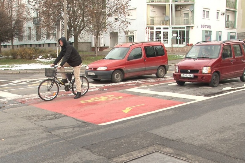 Új jelzőtáblák, felfestések kerékpárosoknak