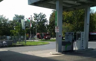 Baleset volt a Jutai úti benzinkútnál