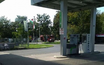 Baleset volt a Jutai úti benzinkútnál