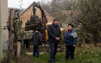 Szociális tűzifa osztás Cserénfán