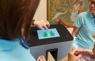 Alapos kézmosás? - A kórház hand-in scan gépe letesztelte!