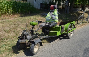 Ittasan vezette a traktort