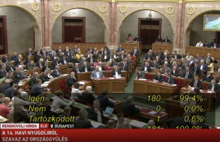 Elfogadta a 14. havi nyugdíj bevezetéséről szóló jogszabályt az Országgyűlés