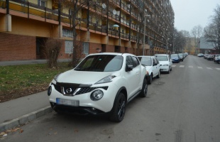 Nekiütközött a szabályosan parkoló autónak, majd elhajtott