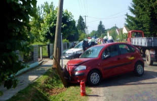 Villanyoszlopnak ütközött egy személyautó Somogyfajszon
