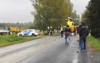 Mikrobusszal ütközött, majd fának csapódott egy autó Segesd és Böhönye között