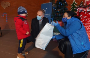 Karácsonyi ajándékokkal csaltak mosolyt a gyerekek arcára