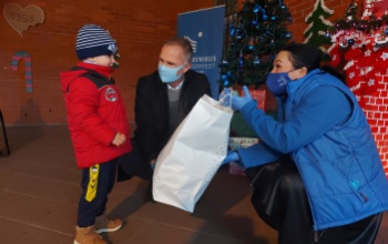 Karácsonyi ajándékokkal csaltak mosolyt a gyerekek arcára