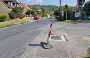 Folyamatban van a Béla király utcai aknafedlapok szintre emelése