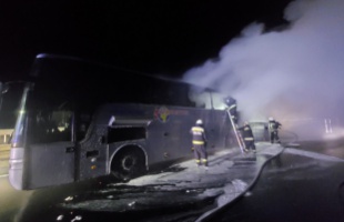 Lángoló buszhoz rohantak a tűzoltók a völgyhídra - VIDEÓ