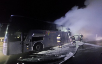 Lángoló buszhoz rohantak a tűzoltók a völgyhídra - VIDEÓ
