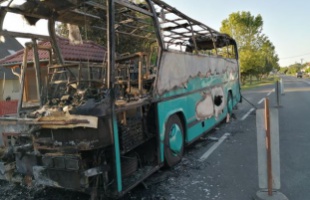 Nem sok minden maradt a Somogyjádon kiégett buszból