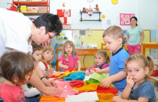 Kukucskáltak, füleltek és szimatoltak a bölcsisek