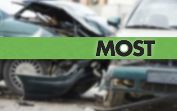 Felborult egy gépkocsi a 61-es főúton