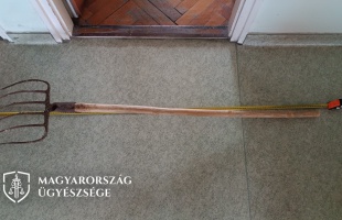 Kirúgták, vasvillával állt bosszút a férfi